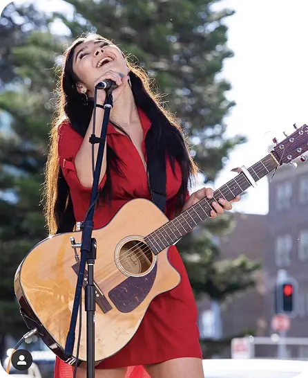 Shirina Holmatova performer